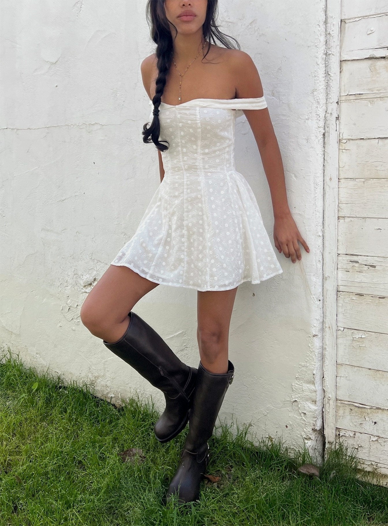 Vestido Mini Blanco de Hombros Caídos con Bordado Broderie y Bajo Plisado