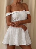 Vestido Mini Blanco de Hombros Caídos con Bordado Broderie y Bajo Plisado