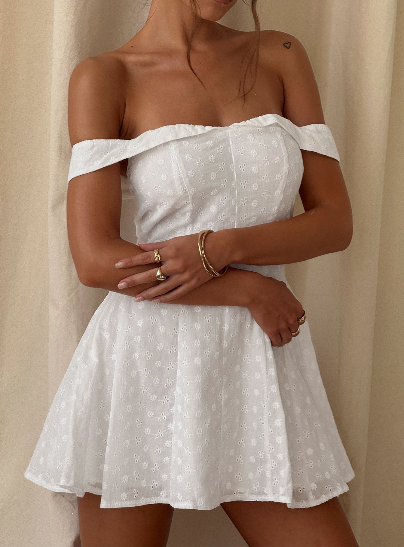 Vestido Mini Blanco de Hombros Caídos con Bordado Broderie y Bajo Plisado