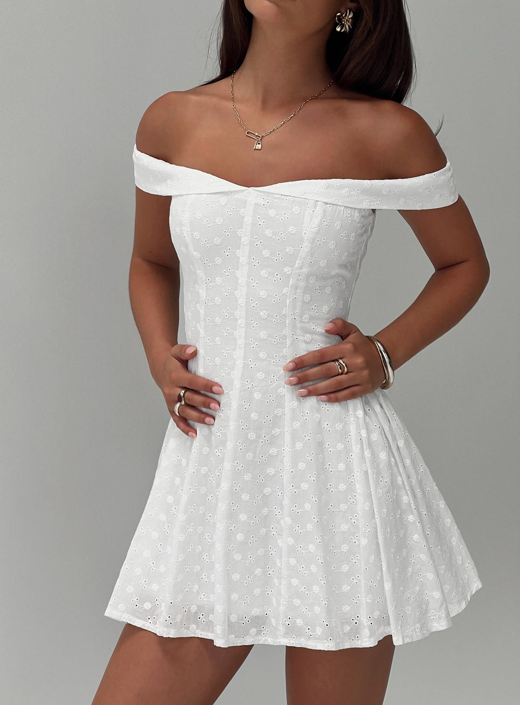 Vestido Mini Blanco de Hombros Caídos con Bordado Broderie y Bajo Plisado