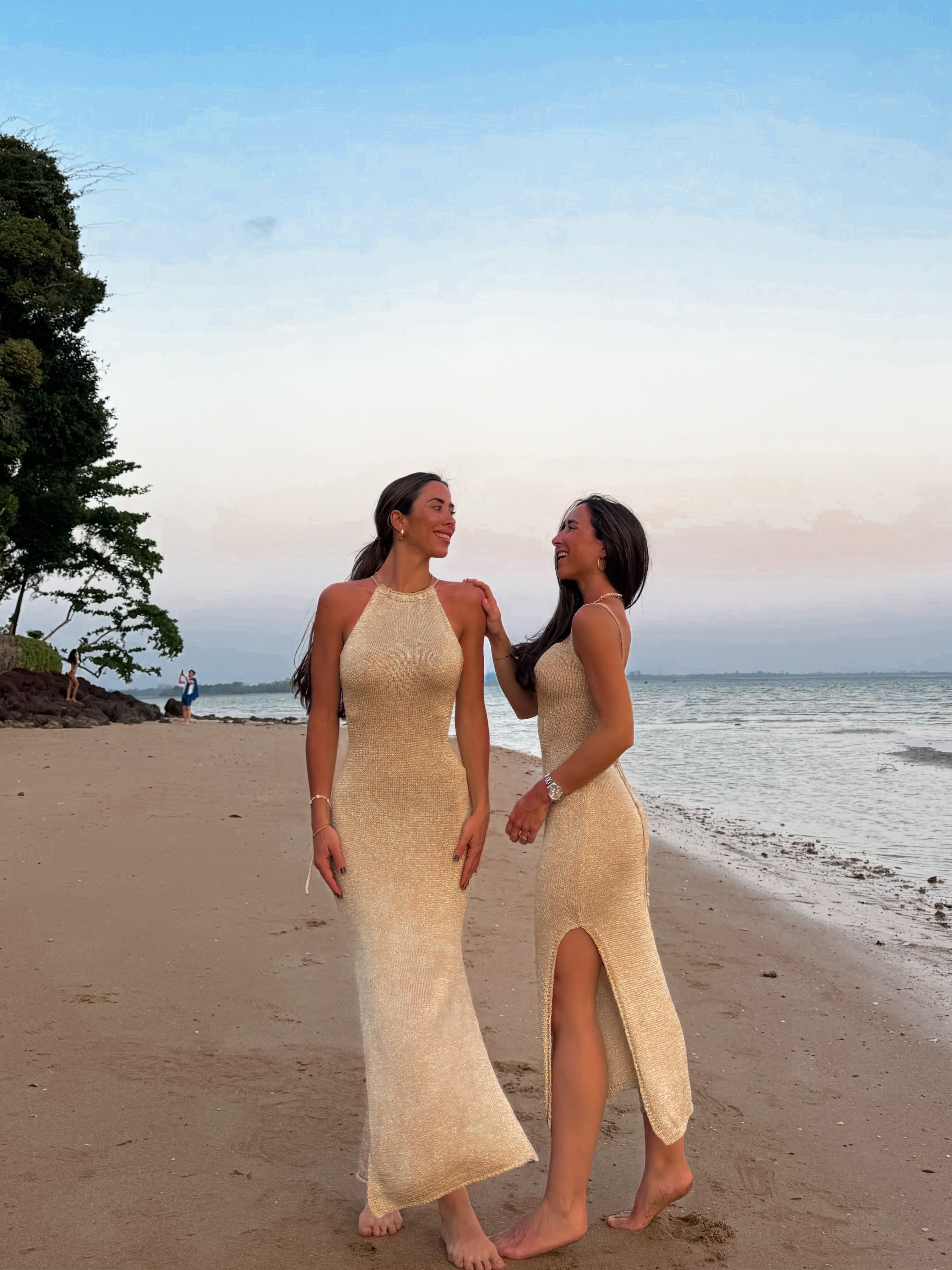 Vestido Midi de Punto Dorado con Escote de Tirantes y Espalda Entrelazada