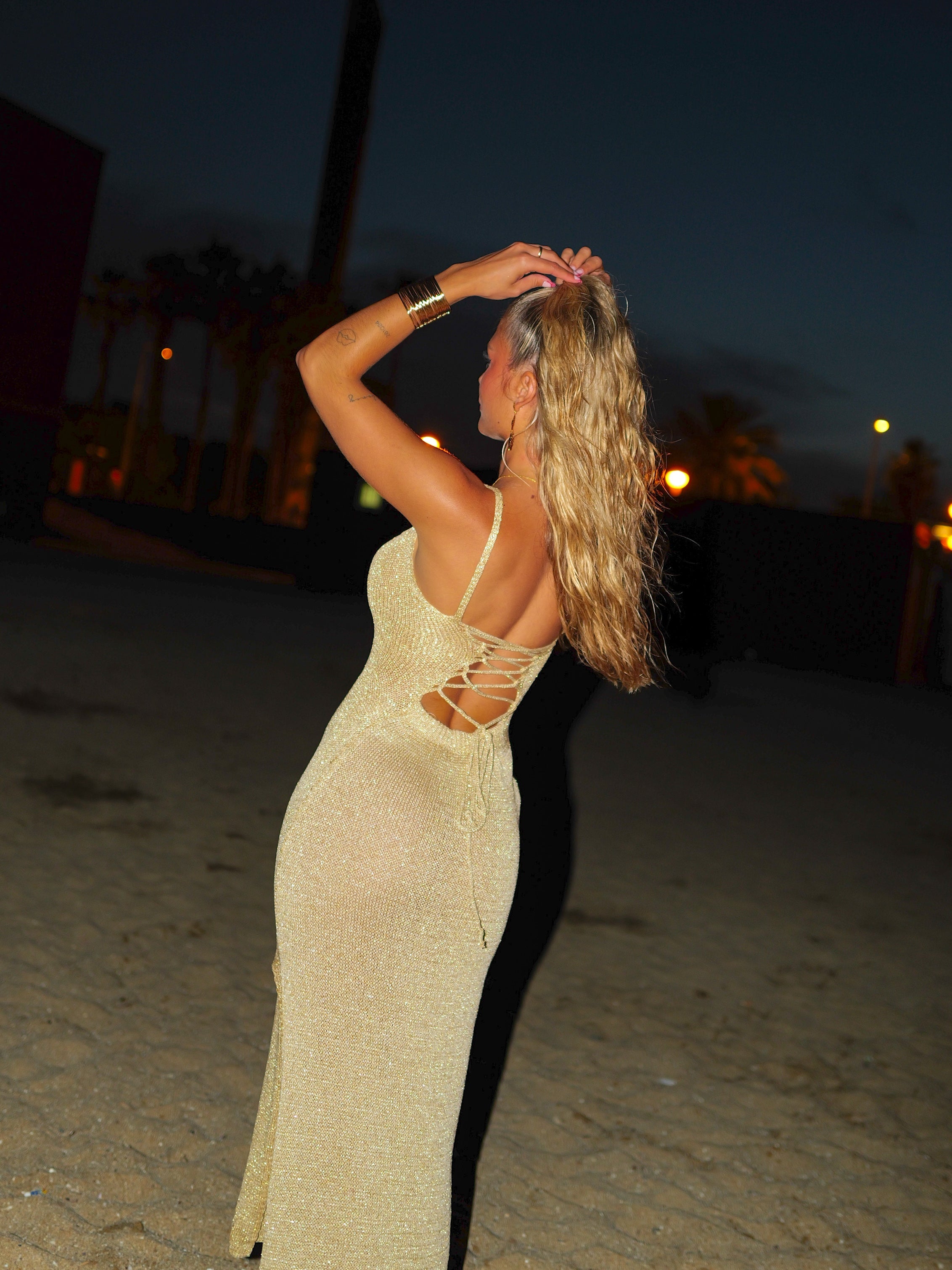 Vestido Midi de Punto Dorado con Escote de Tirantes y Espalda Entrelazada