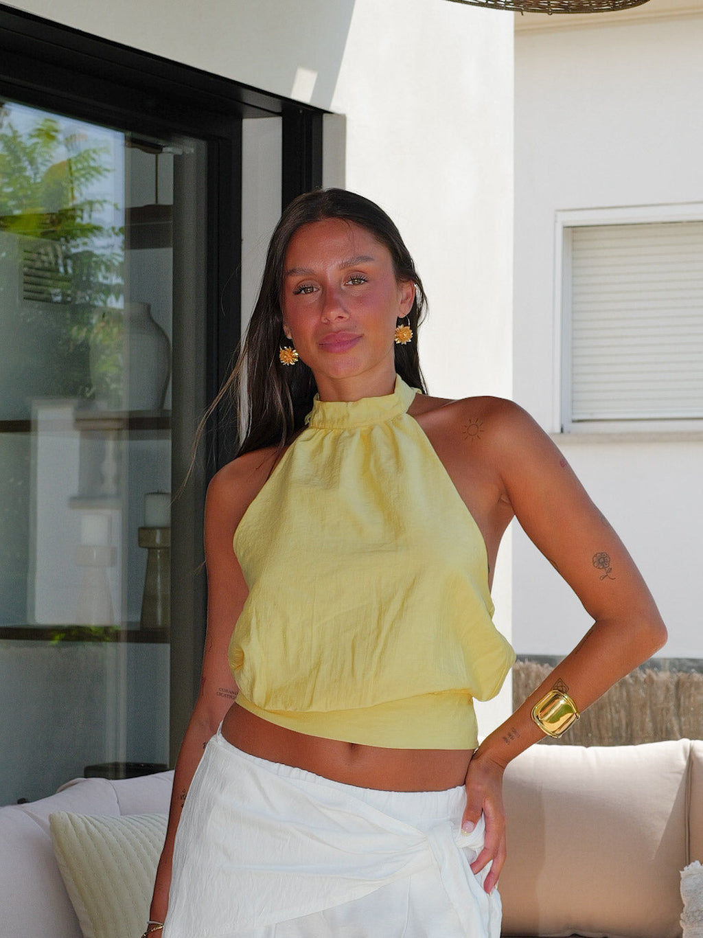 Top Halter Amarillo Anudado al Cuello con Espalda Descubierta