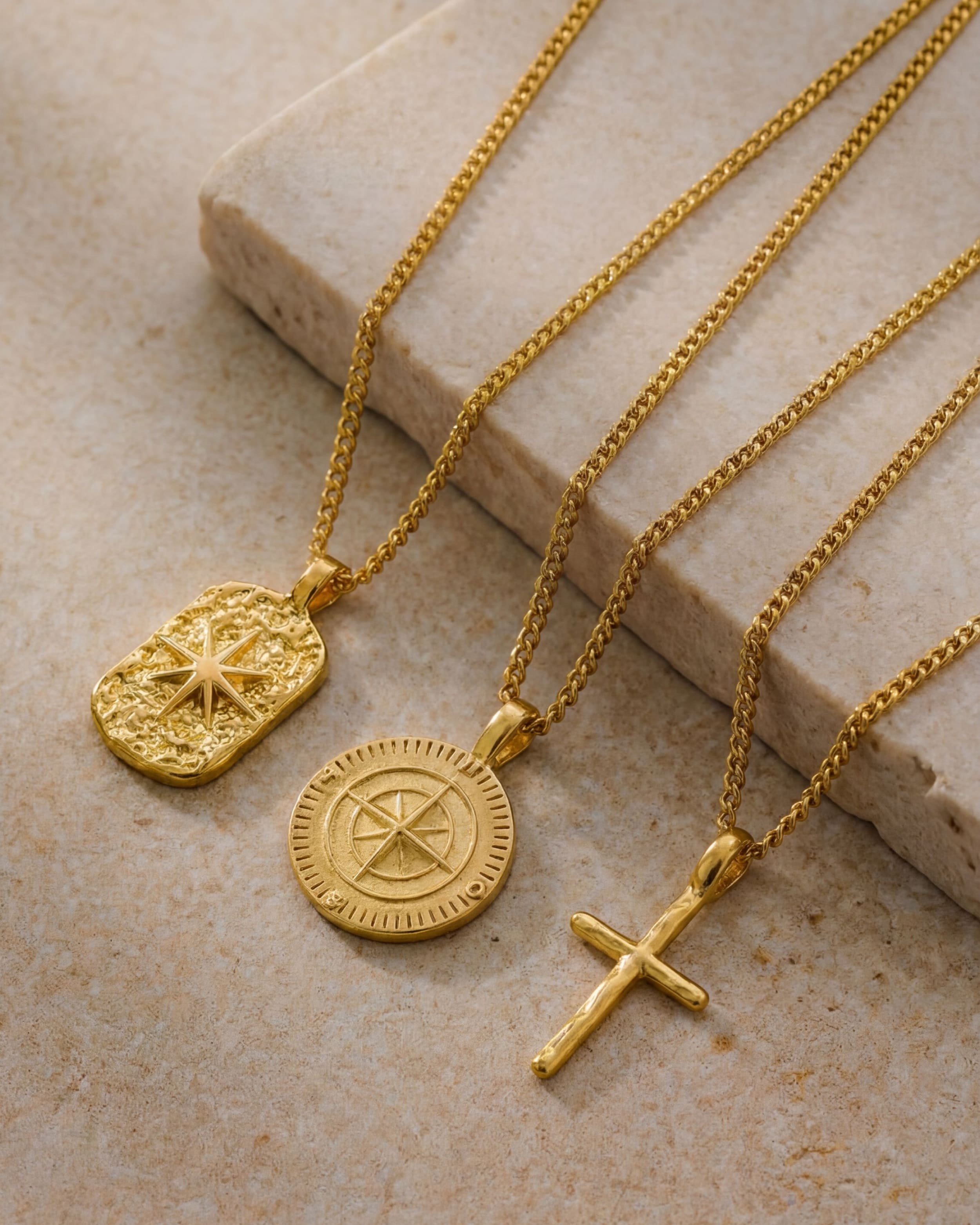 Collar de Oro con Colgante de Cruz
