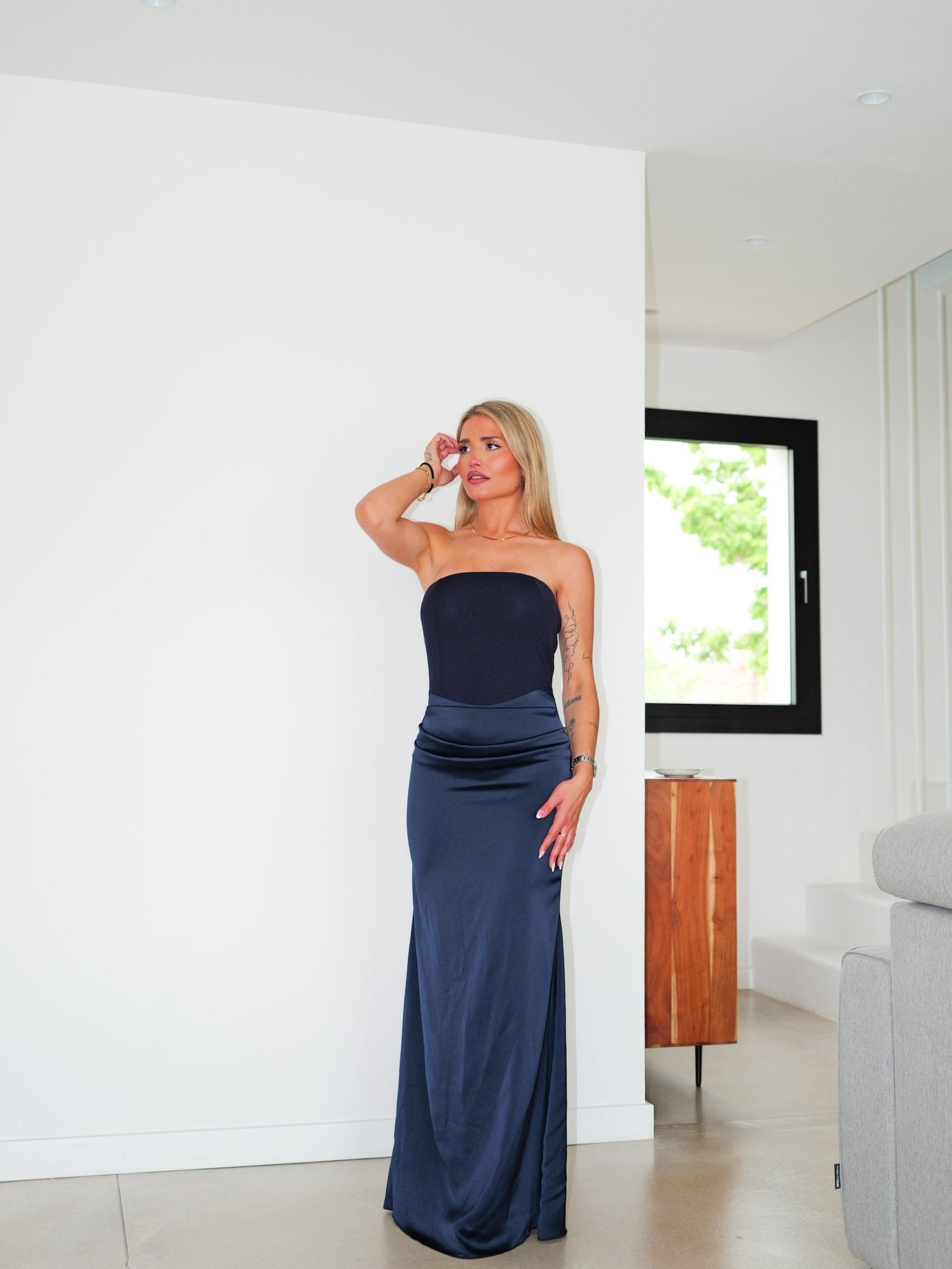 Vestido Largo Ajustado con Escote Palabra de Honor en Raso Azul Marino