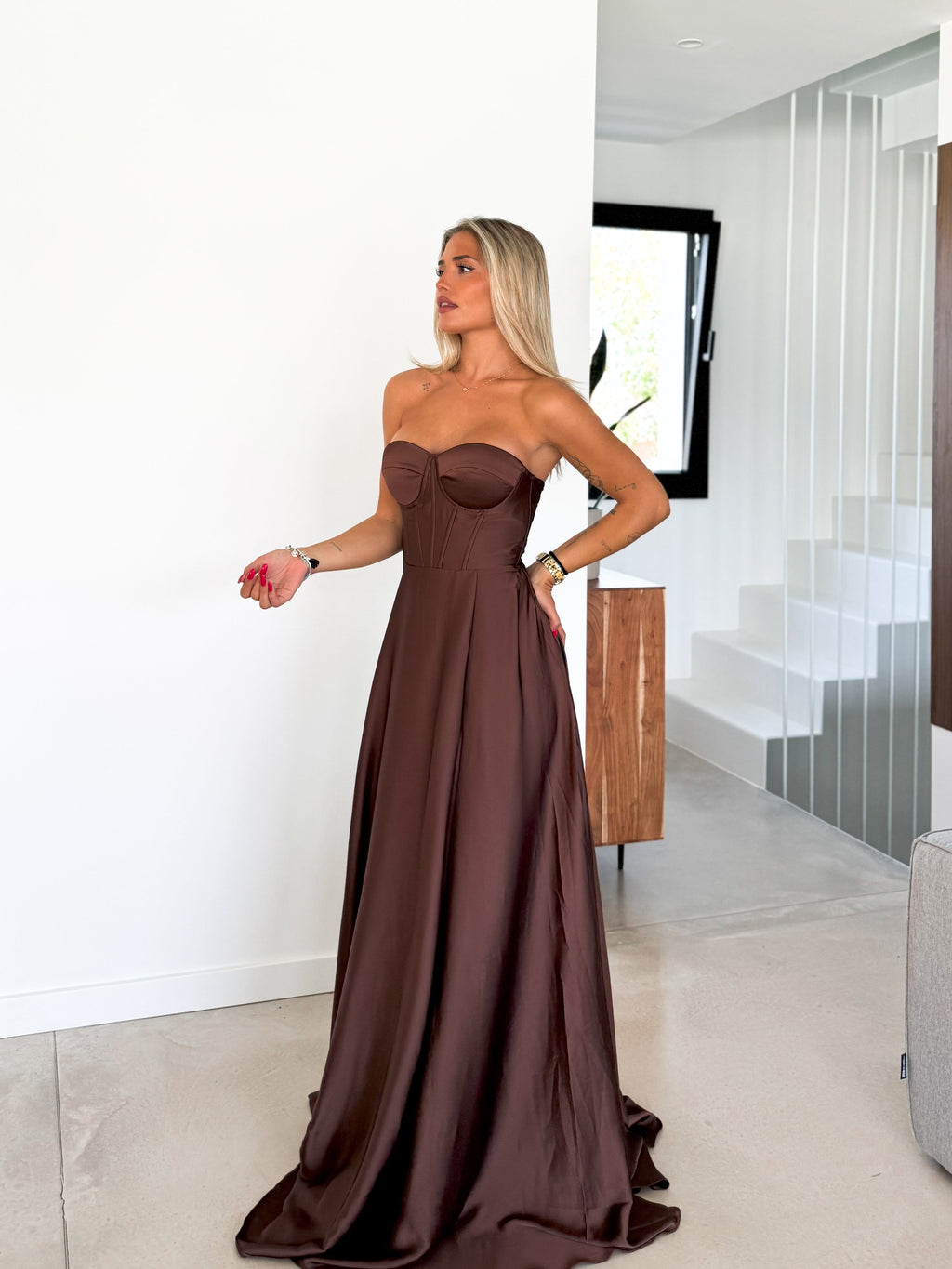 Vestido Corsé con Escote Palabra de Honor y Corte Princesa en Color Chocolate