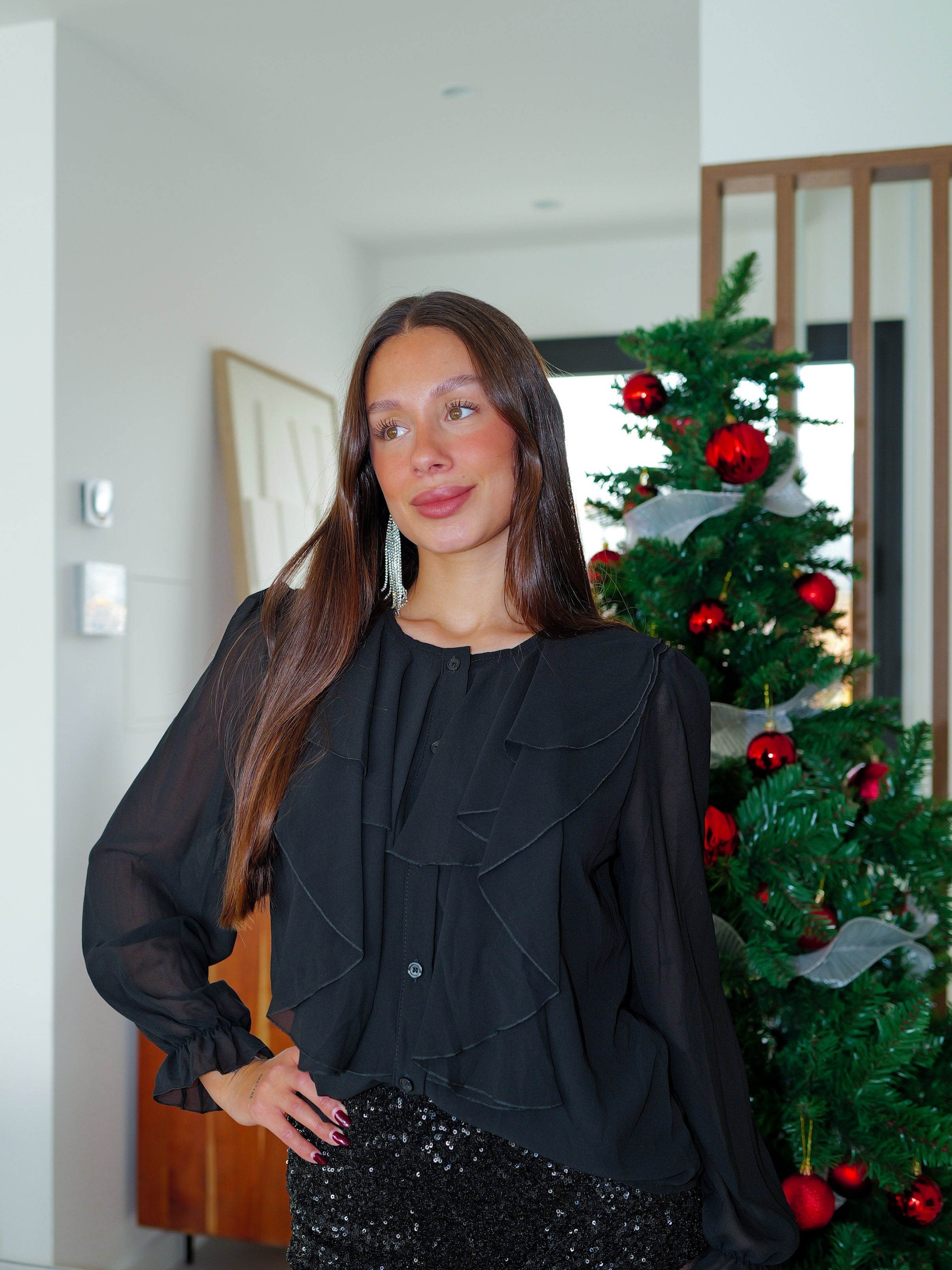Blusa Negra Romántica con Volantes y Mangas Abullonadas
