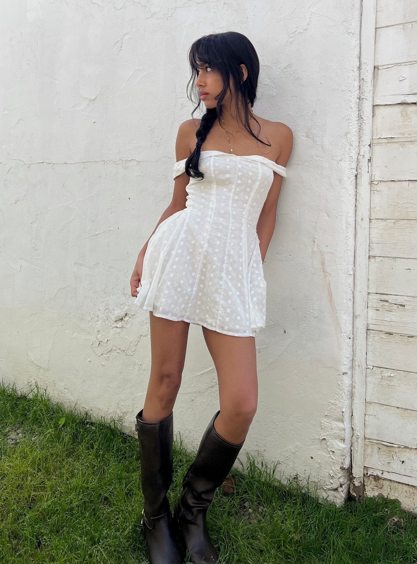 Vestido Mini Blanco de Hombros Caídos con Bordado Broderie y Bajo Plisado