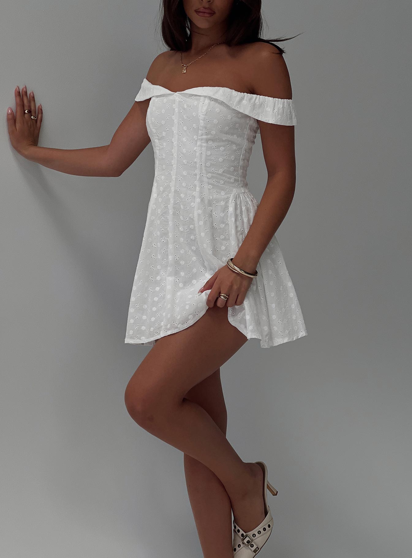 Vestido Mini Blanco de Hombros Caídos con Bordado Broderie y Bajo Plisado
