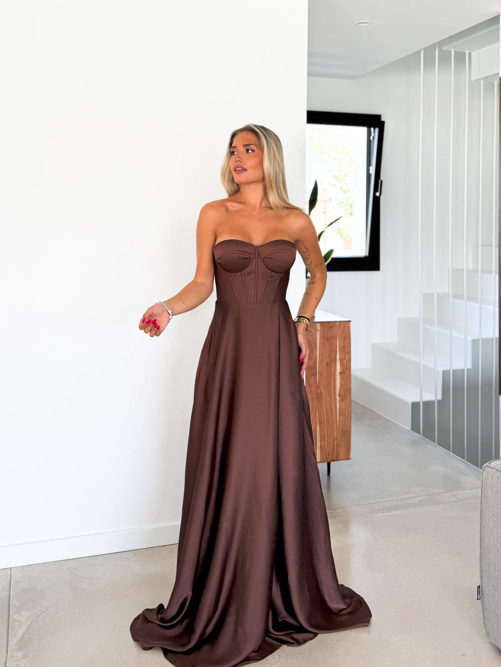 Vestido Corsé con Escote Palabra de Honor y Corte Princesa en Color Chocolate