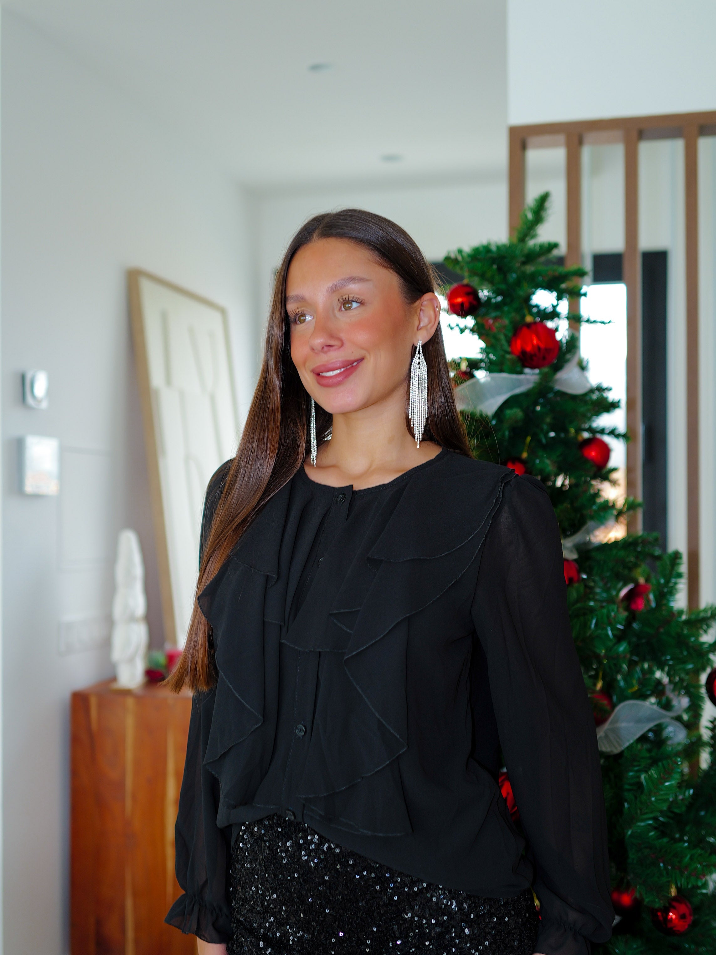 Blusa Negra Romántica con Volantes y Mangas Abullonadas