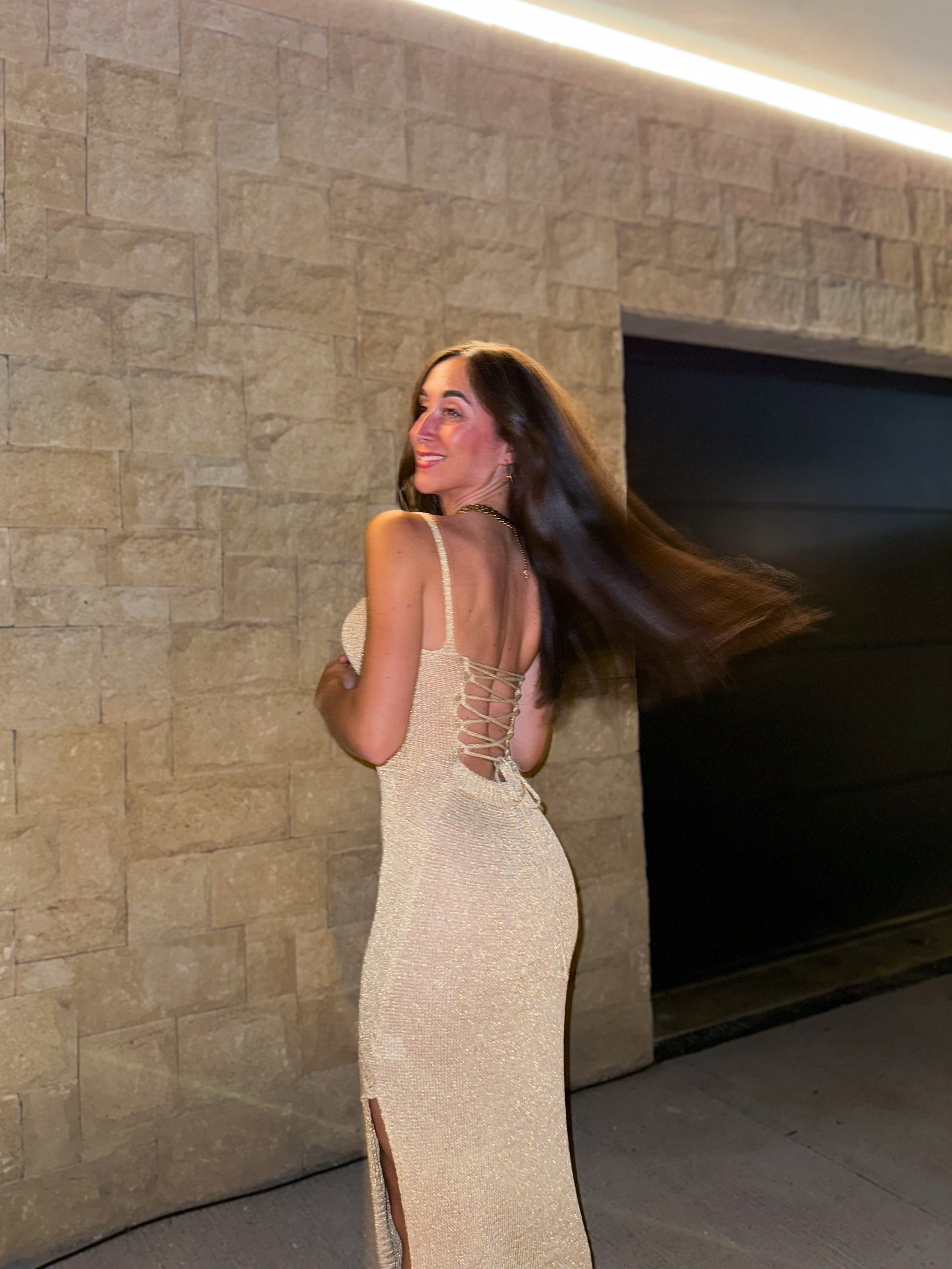Vestido Midi de Punto Dorado con Escote de Tirantes y Espalda Entrelazada