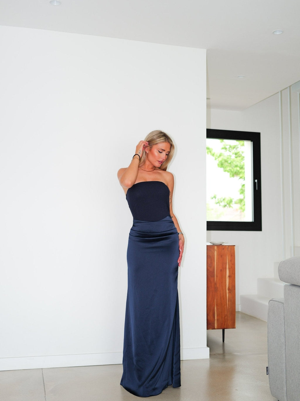 Vestido Largo Ajustado con Escote Palabra de Honor en Raso Azul Marino