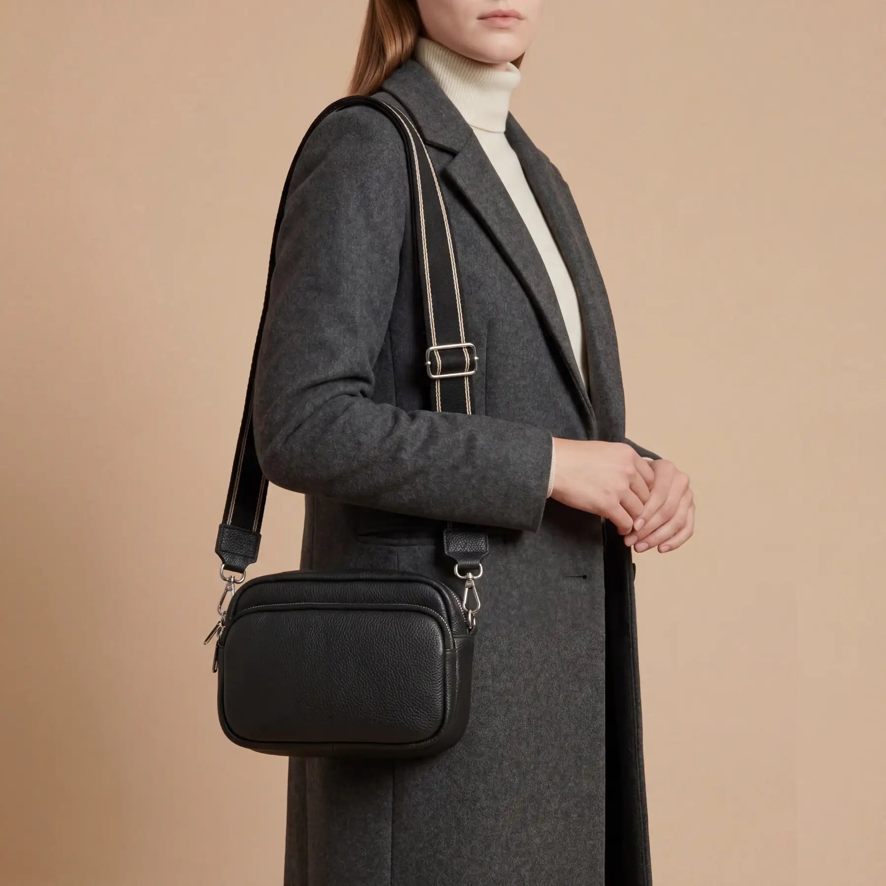Bolso Bandolera Alba con Detalles Dorados