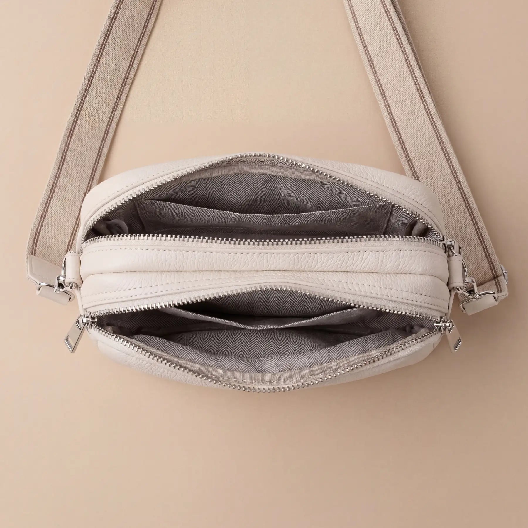 Bolso Bandolera Alba con Detalles Dorados