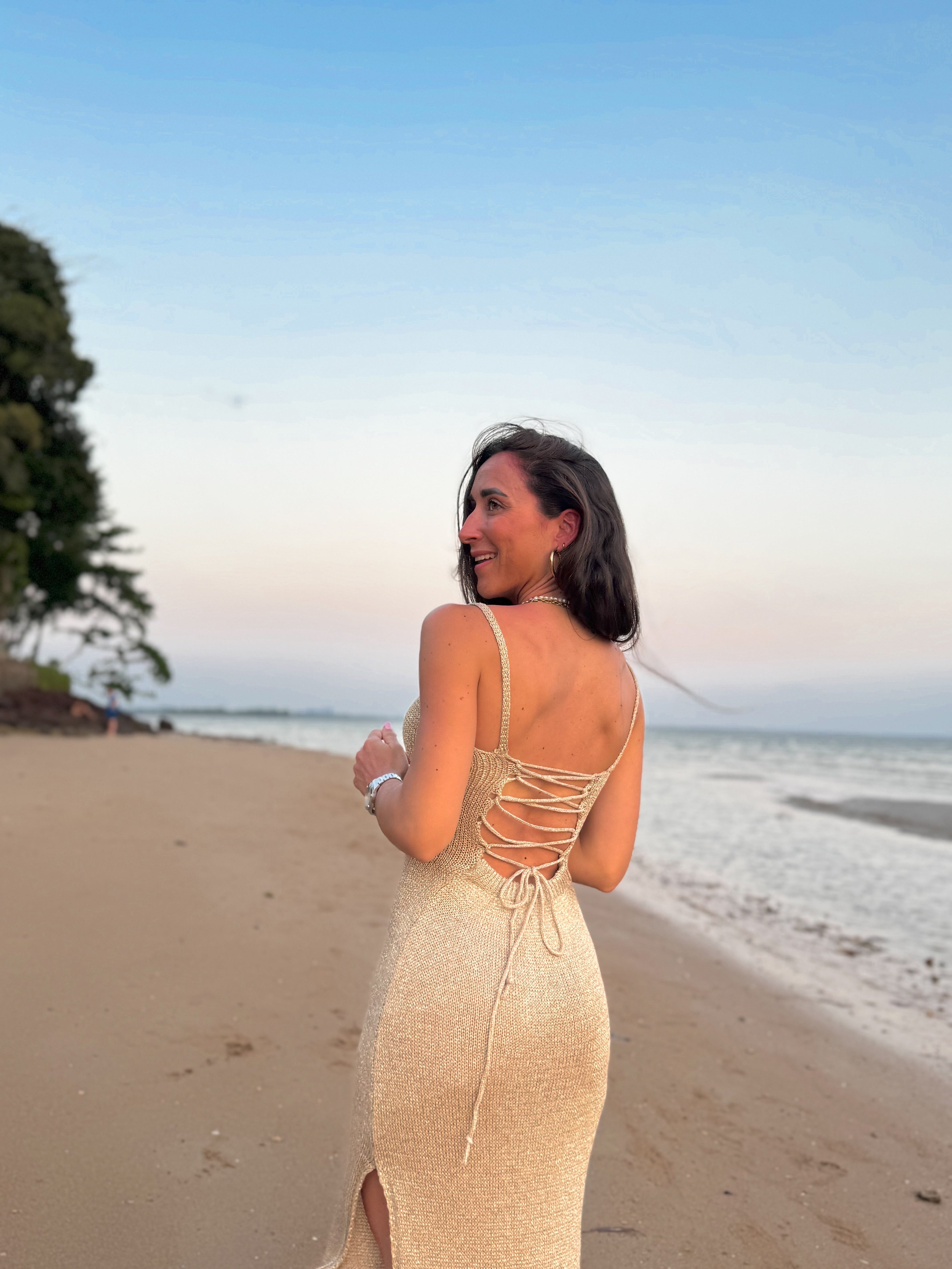 Vestido Midi de Punto Dorado con Escote de Tirantes y Espalda Entrelazada