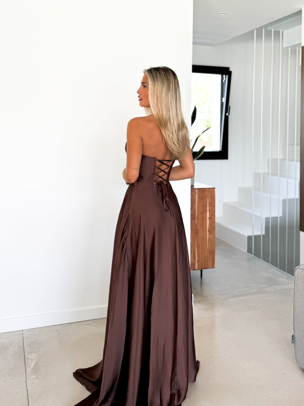 Vestido Corsé con Escote Palabra de Honor y Corte Princesa en Color Chocolate