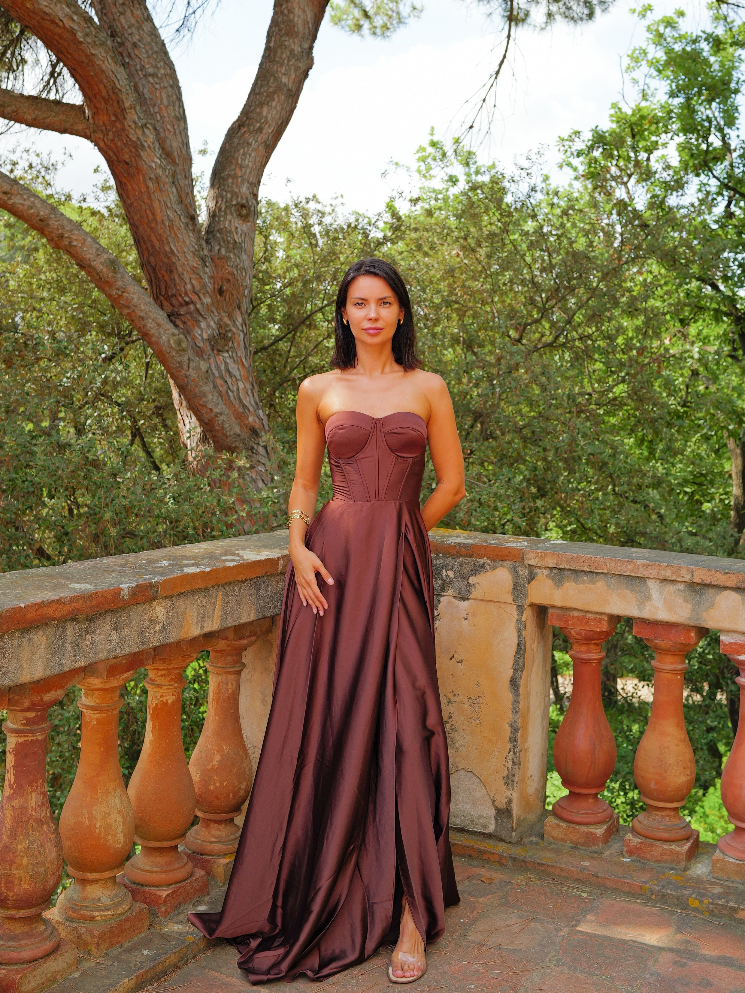 Vestido Corsé con Escote Palabra de Honor y Corte Princesa en Color Chocolate