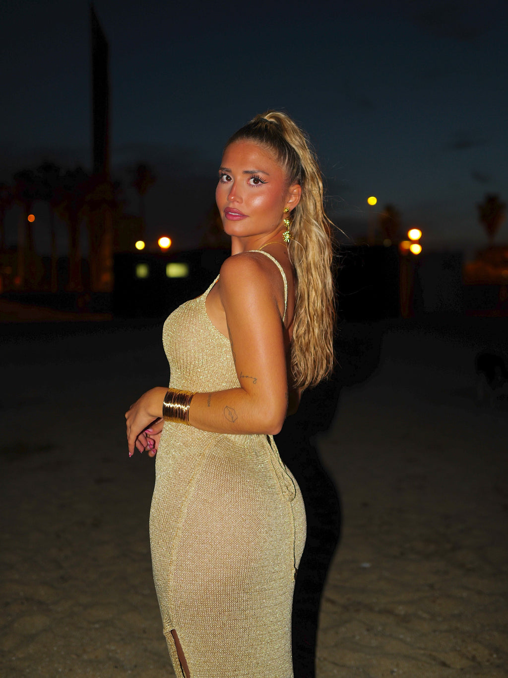 Vestido Midi de Punto Dorado con Escote de Tirantes y Espalda Entrelazada