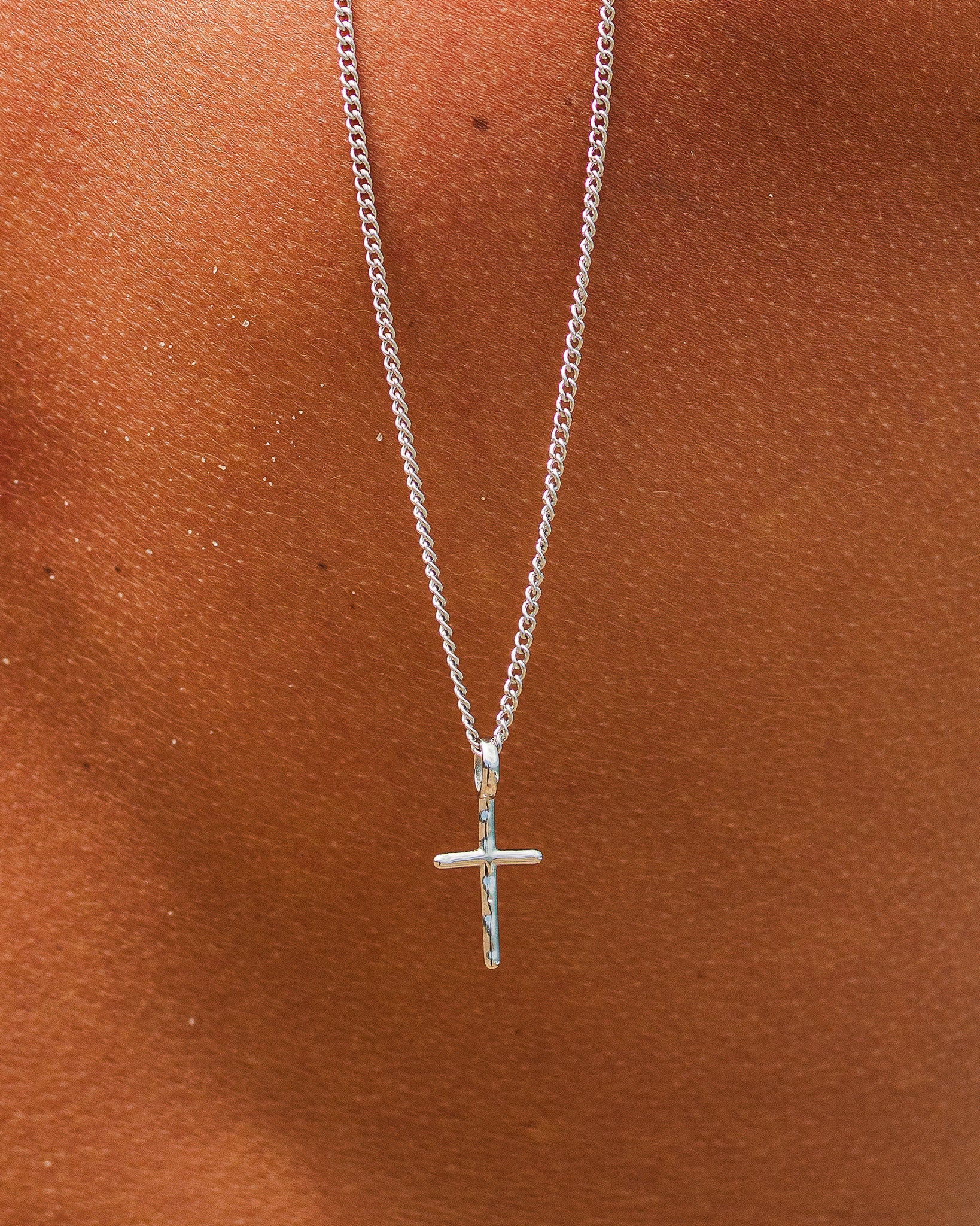 Collar de Plata con Colgante de Cruz