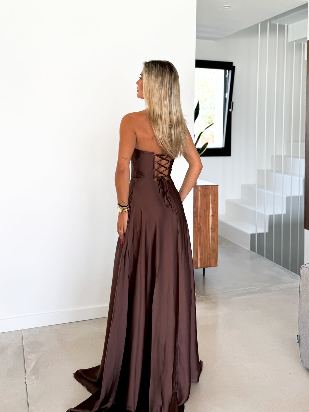 Vestido Corsé con Escote Palabra de Honor y Corte Princesa en Color Chocolate