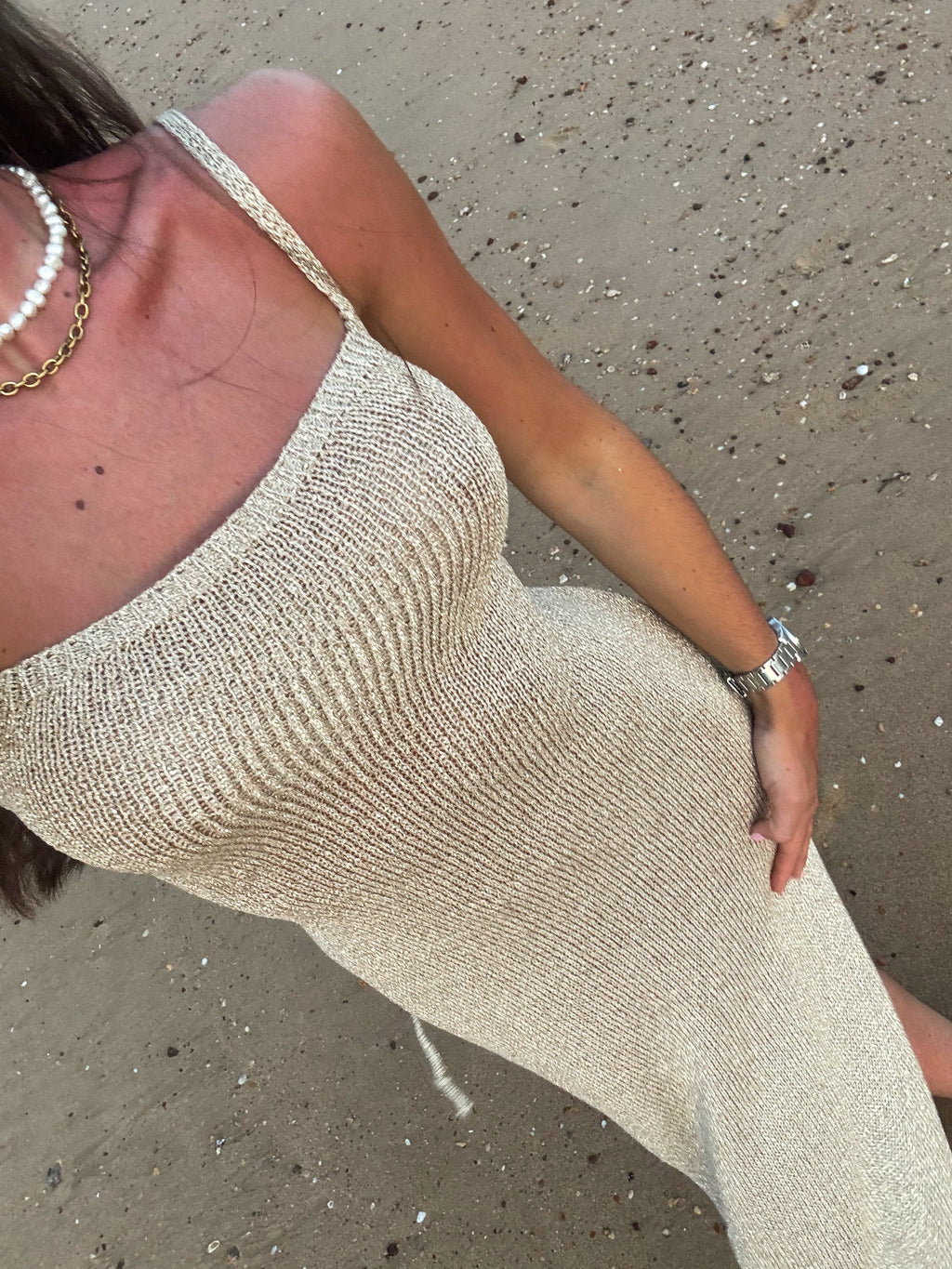 Vestido Midi de Punto Dorado con Escote de Tirantes y Espalda Entrelazada