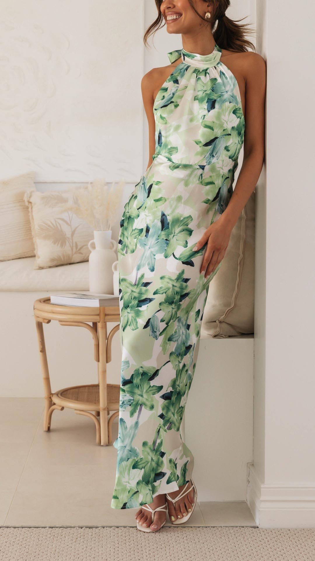 Vestido Maxi Floral de Tejido Sedoso con Escote Halter y Espalda Abierta para Ocasiones Especiales