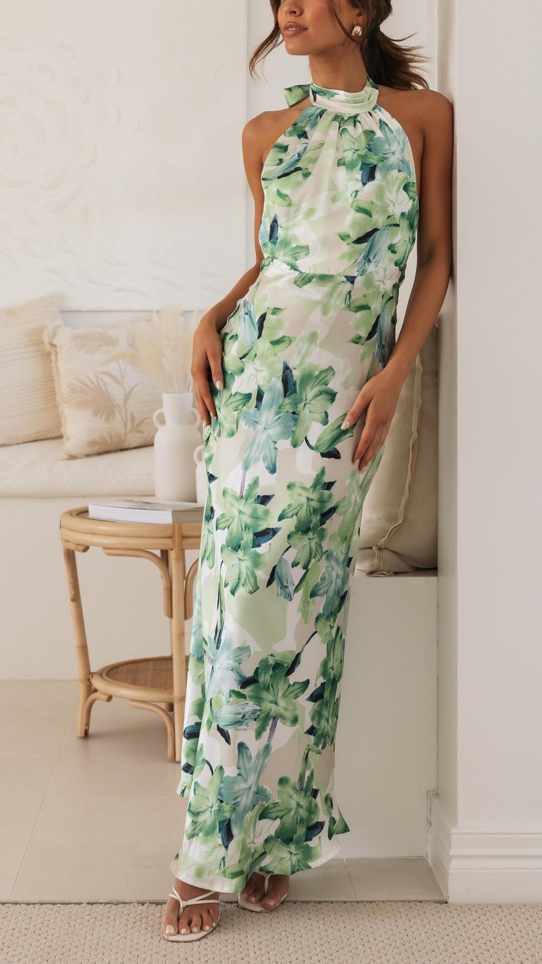 Vestido Maxi Floral de Tejido Sedoso con Escote Halter y Espalda Abierta para Ocasiones Especiales
