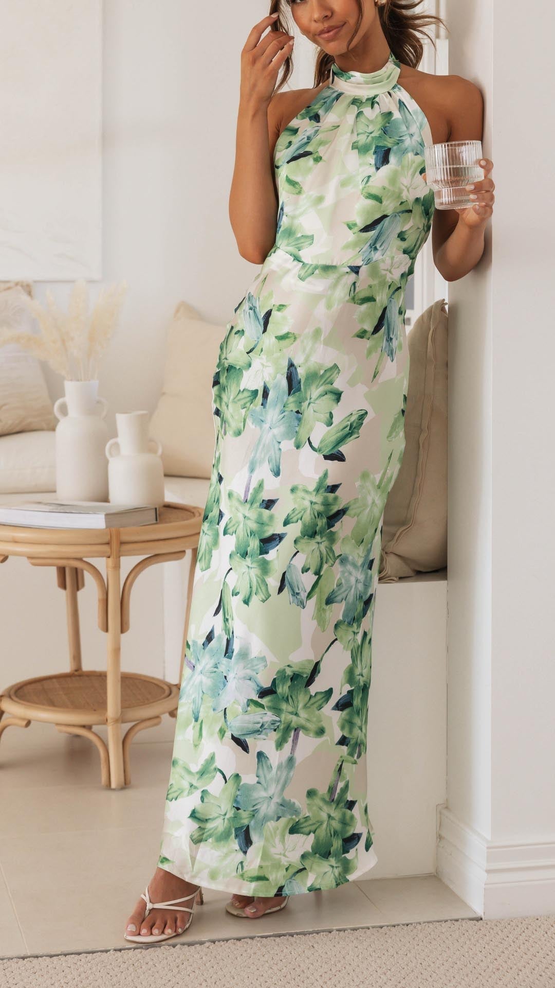 Vestido Maxi Floral de Tejido Sedoso con Escote Halter y Espalda Abierta para Ocasiones Especiales