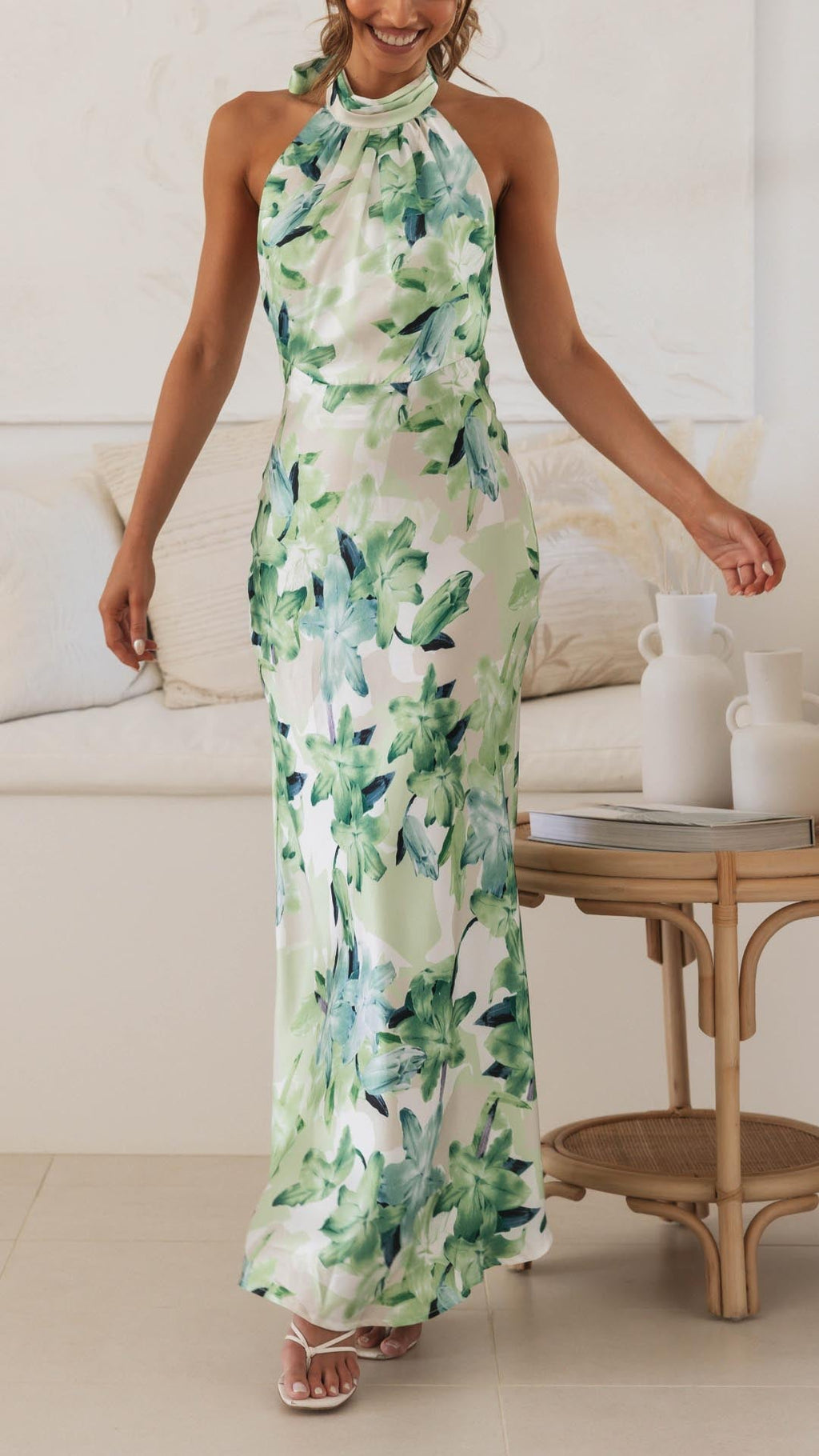 Vestido Maxi Floral de Tejido Sedoso con Escote Halter y Espalda Abierta para Ocasiones Especiales