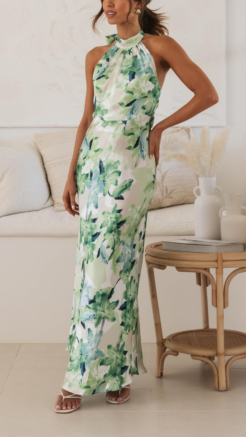 Vestido Maxi Floral de Tejido Sedoso con Escote Halter y Espalda Abierta para Ocasiones Especiales
