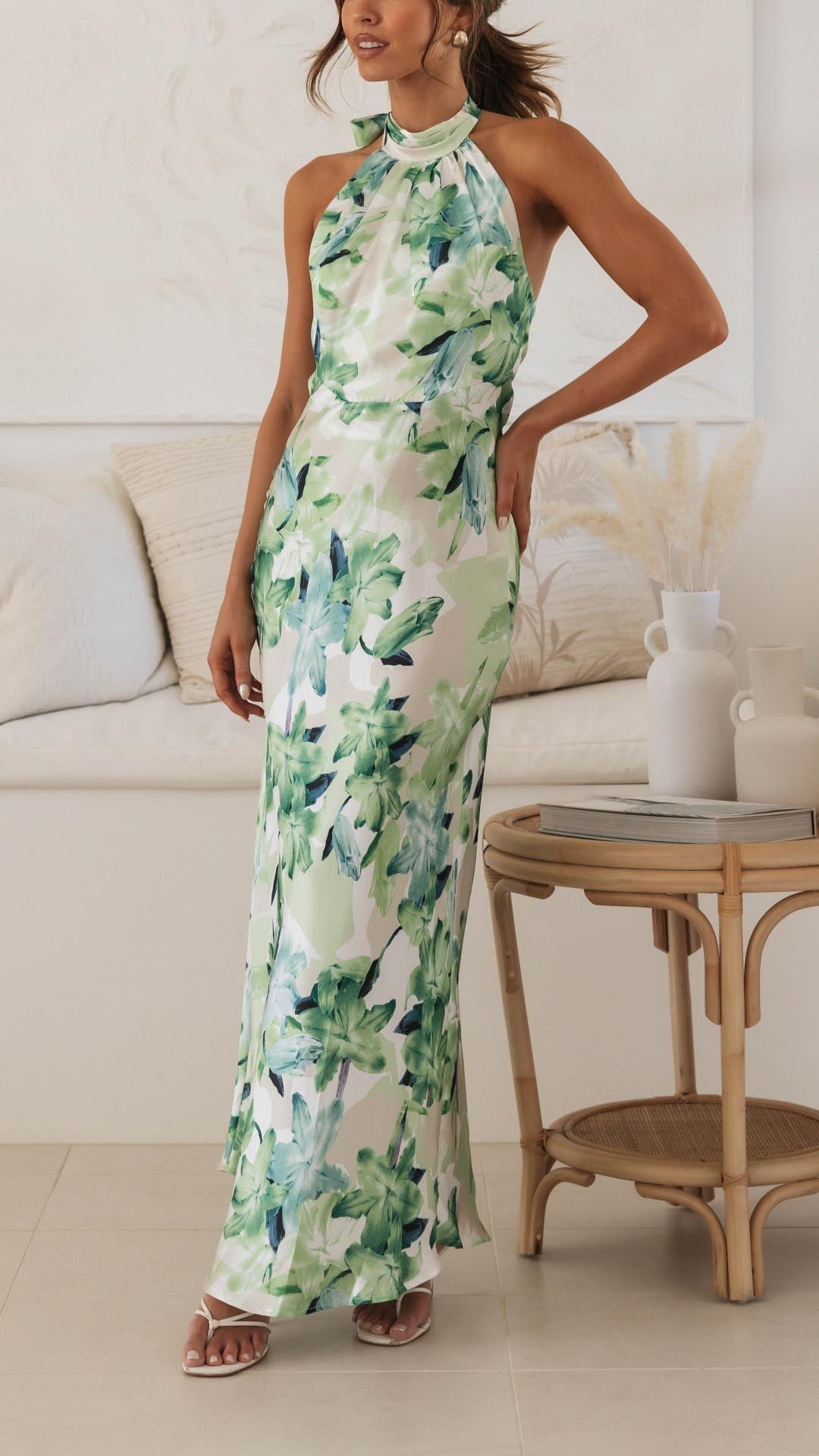 Vestido Maxi Floral de Tejido Sedoso con Escote Halter y Espalda Abierta para Ocasiones Especiales