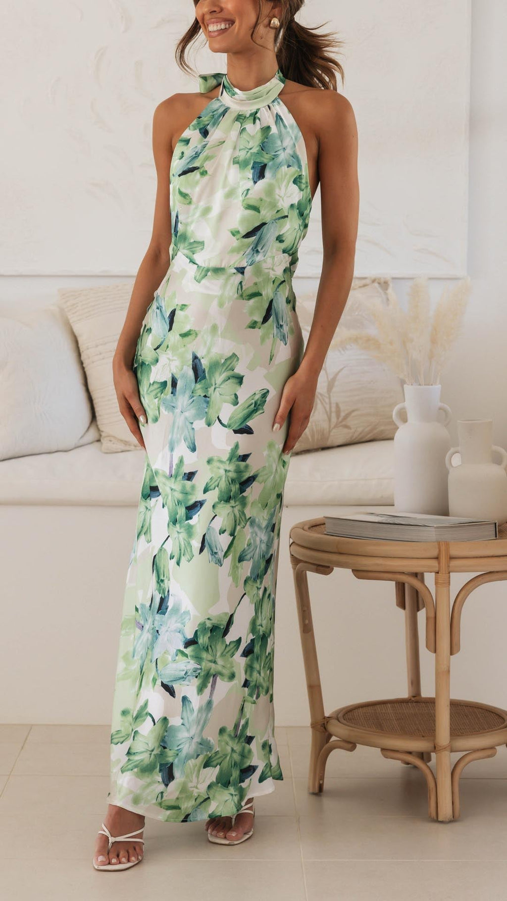 Vestido Maxi Floral de Tejido Sedoso con Escote Halter y Espalda Abierta para Ocasiones Especiales