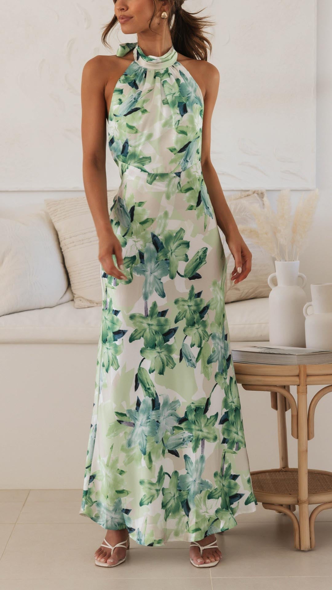Vestido Maxi Floral de Tejido Sedoso con Escote Halter y Espalda Abierta para Ocasiones Especiales