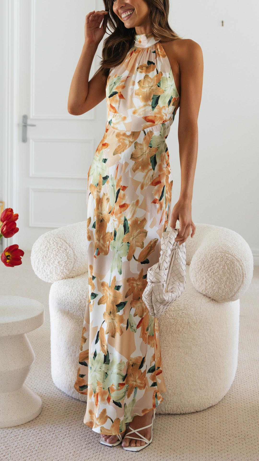 Vestido Maxi Floral de Tejido Sedoso con Escote Halter y Espalda Abierta para Ocasiones Especiales