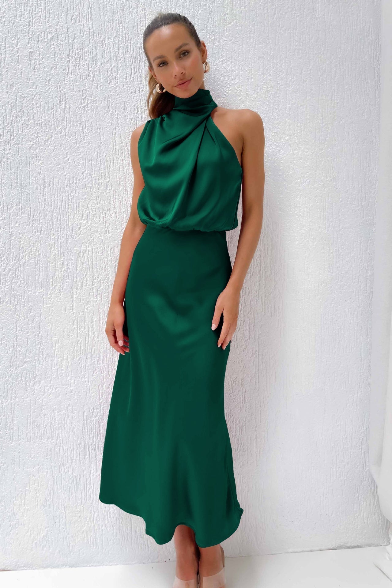 Sahara – Vestido Drapeado con Cuello Alto y Silueta Elegante