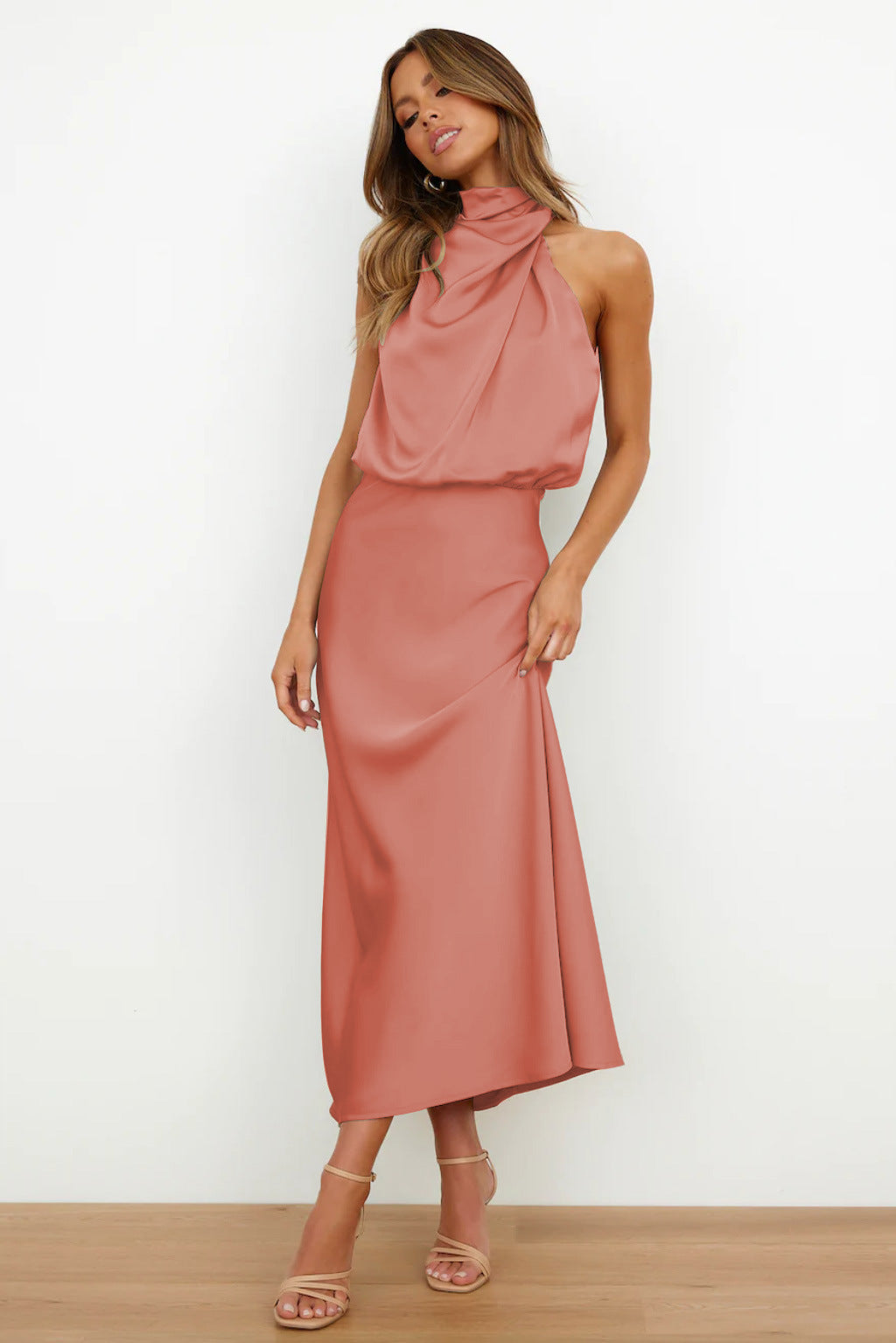 Sahara – Vestido Drapeado con Cuello Alto y Silueta Elegante