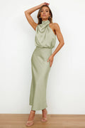 Sahara – Vestido Drapeado con Cuello Alto y Silueta Elegante
