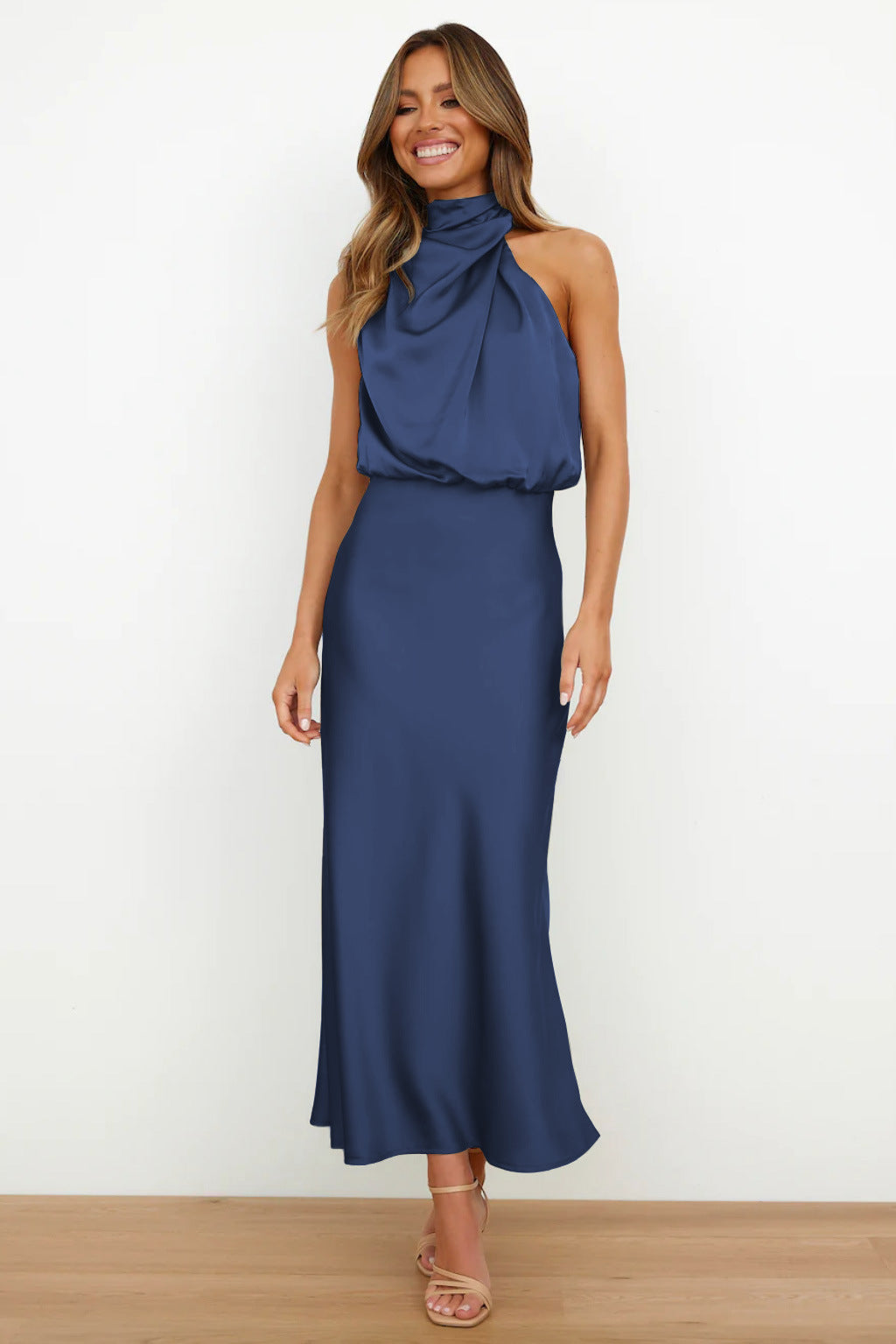 Sahara – Vestido Drapeado con Cuello Alto y Silueta Elegante
