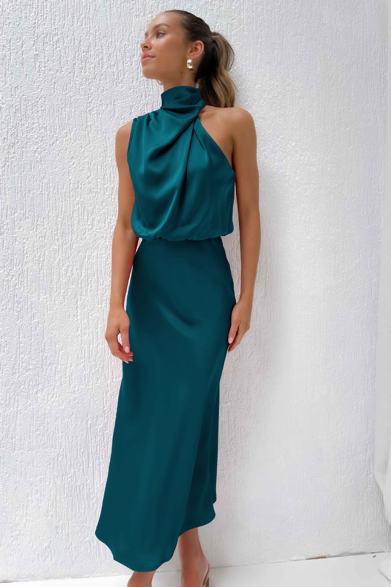 Sahara – Vestido Drapeado con Cuello Alto y Silueta Elegante