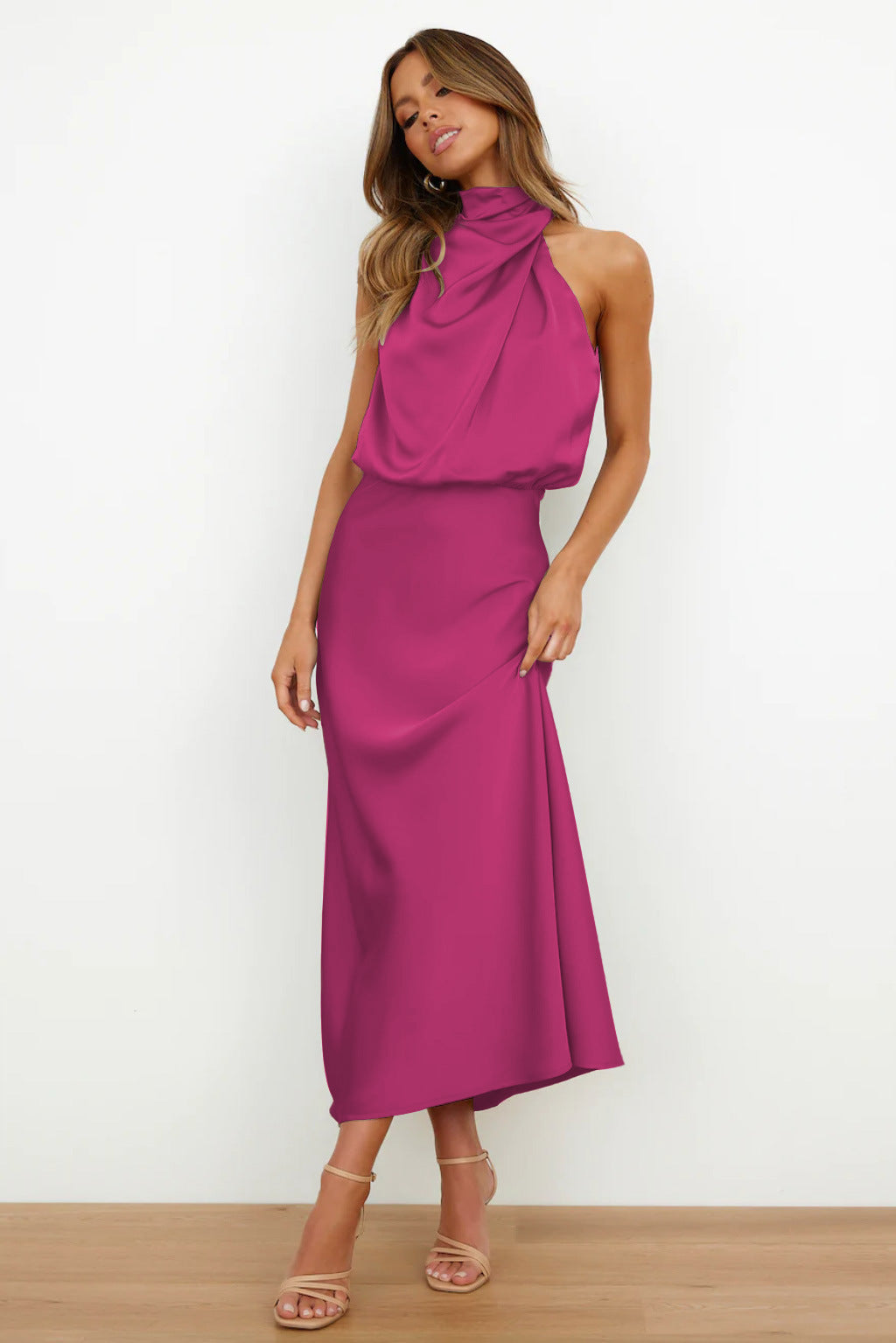 Sahara – Vestido Drapeado con Cuello Alto y Silueta Elegante