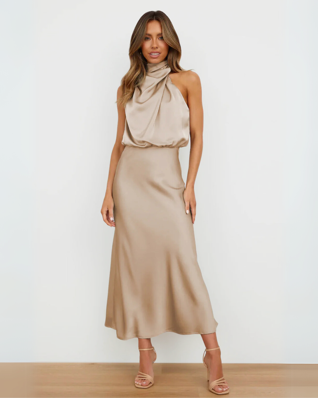 Sahara – Vestido Drapeado con Cuello Alto y Silueta Elegante