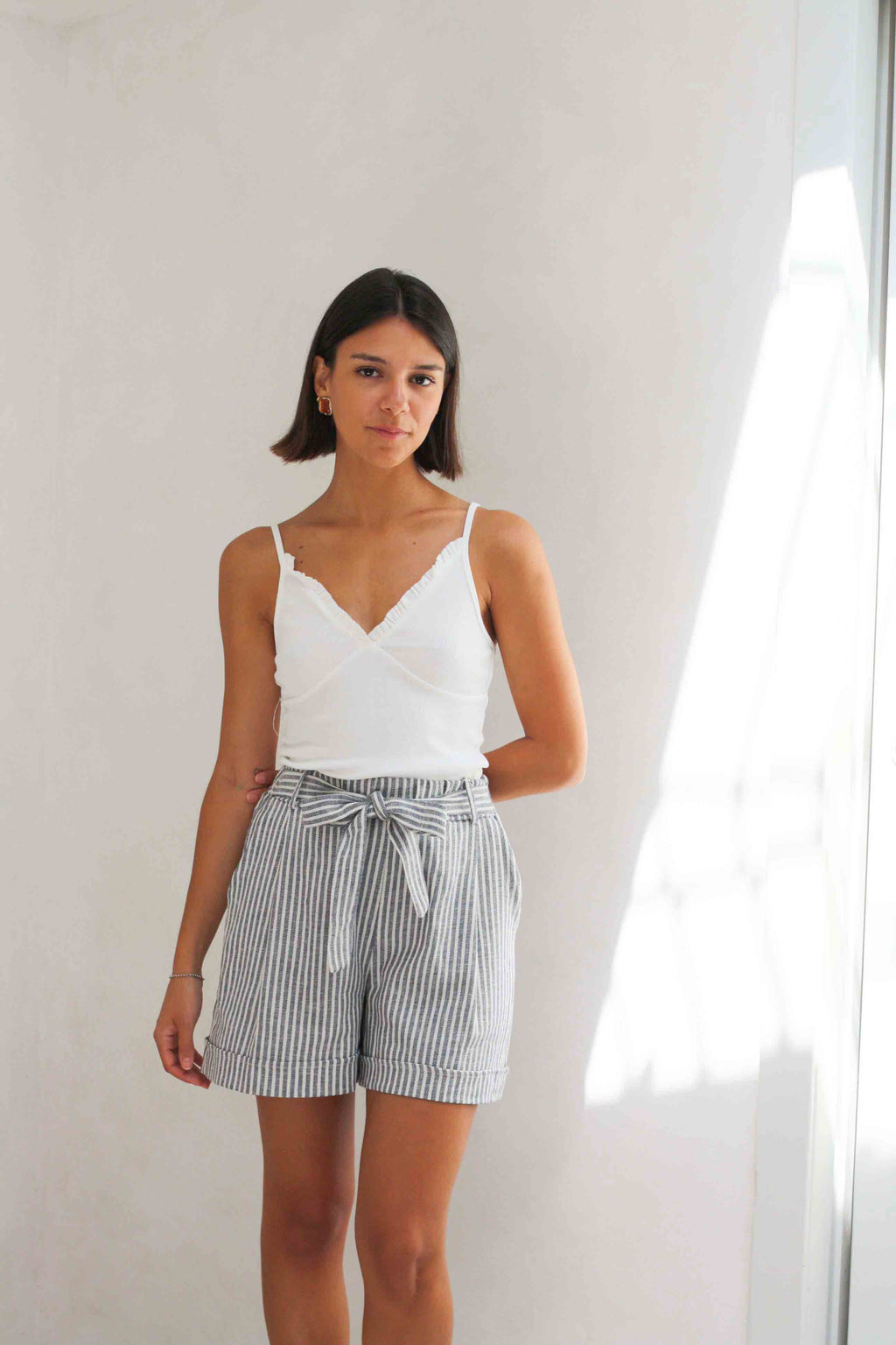 Top Canalé Blanco con Tirantes Finos y Volante Plisado