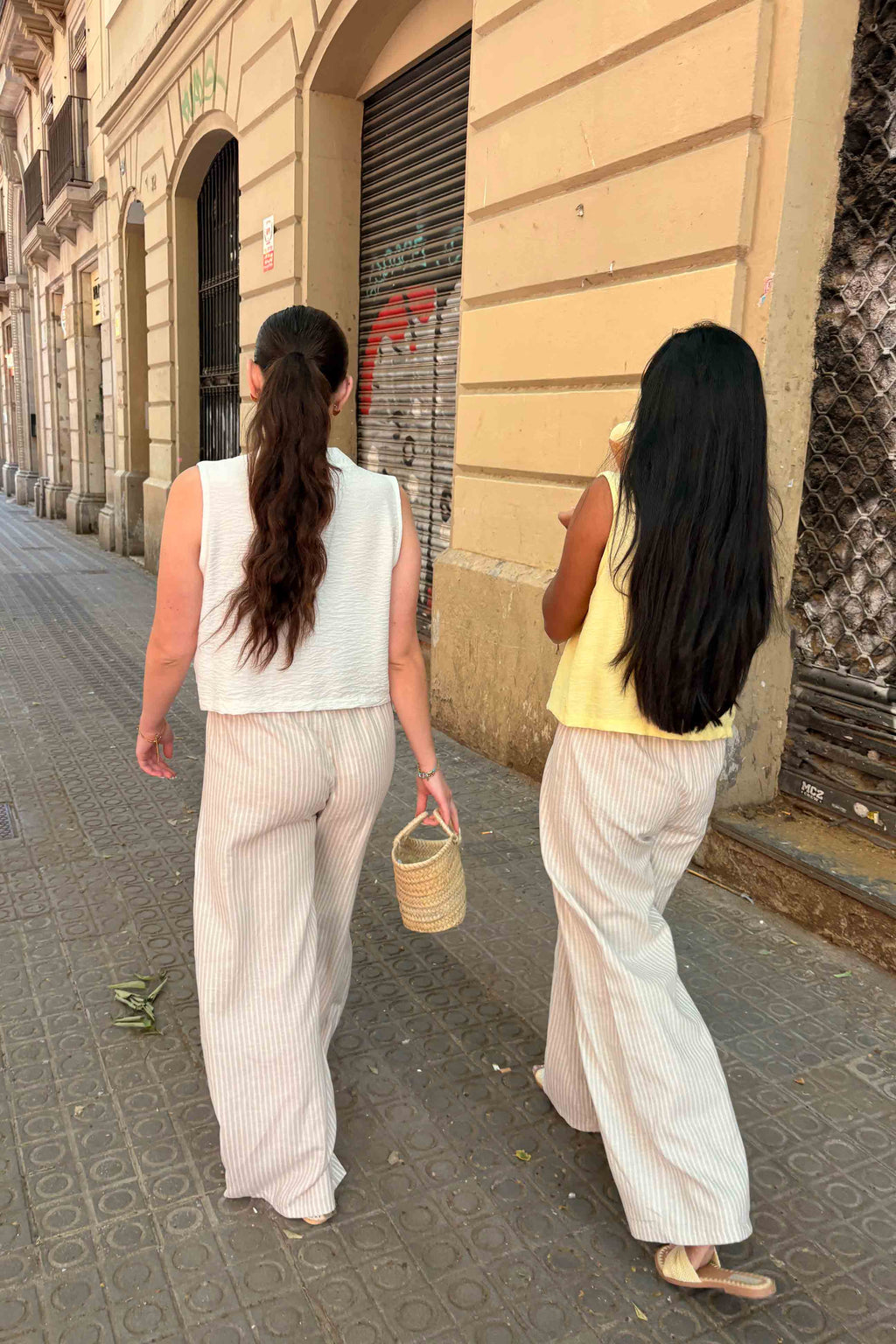 Top Blanco Oriental sin Mangas con Cierres Decorativos