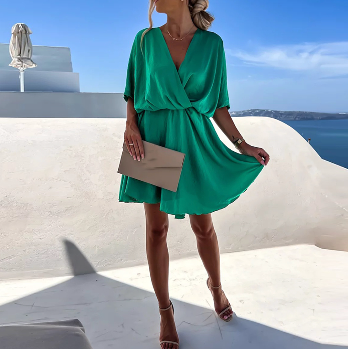 Vestido Mini con Detalle de Nudo Escultural y Caída Ligera y Fluida