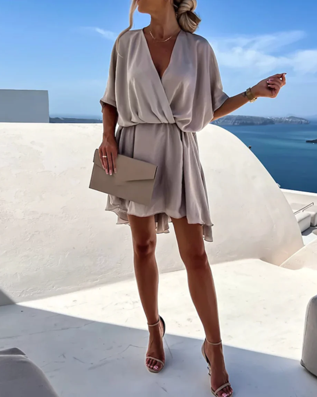 Vestido Mini con Detalle de Nudo Escultural y Caída Ligera y Fluida
