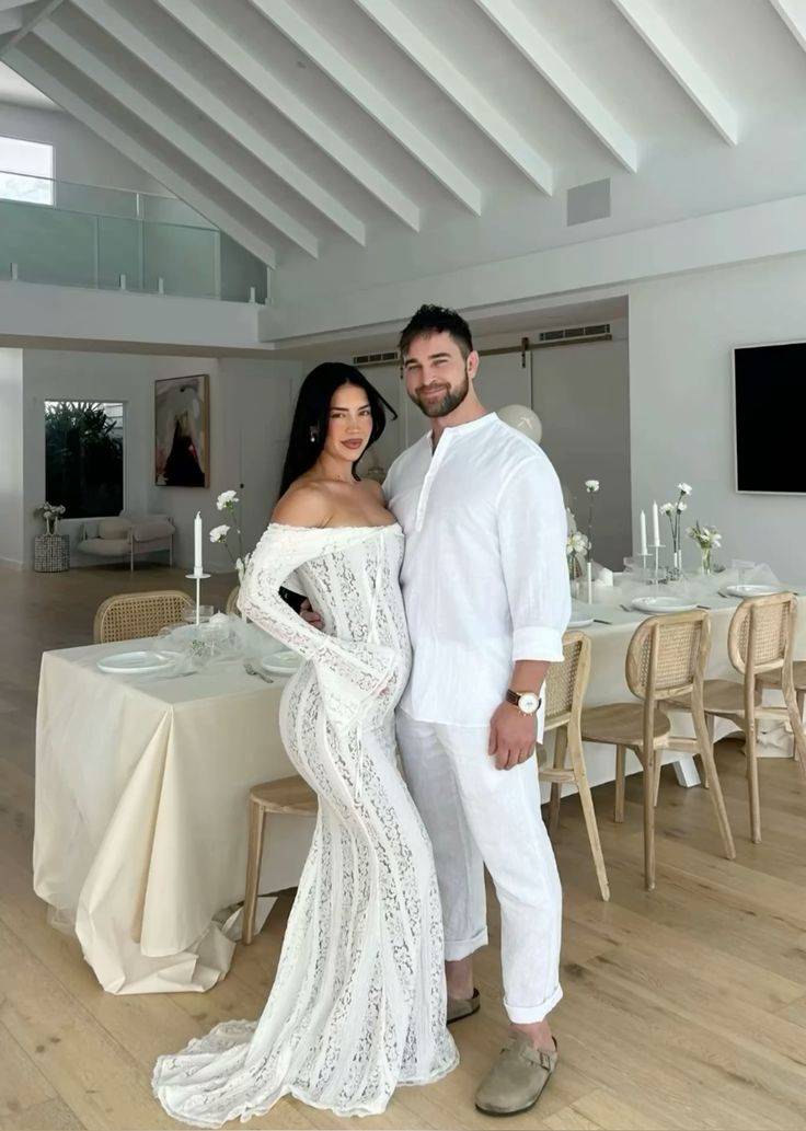 Vestido Premamá de Encaje con Caída Fluida y Ajuste Favorecedor