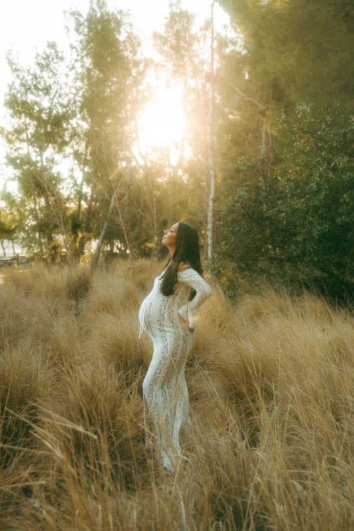 Vestido Premamá de Encaje con Caída Fluida y Ajuste Favorecedor