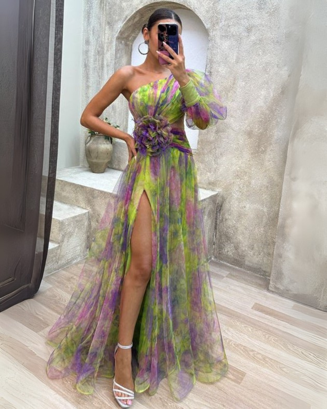 Vestido Largo de Tul Encantador con Capas Fluidas y Ligeras para Ocasiones Especiales
