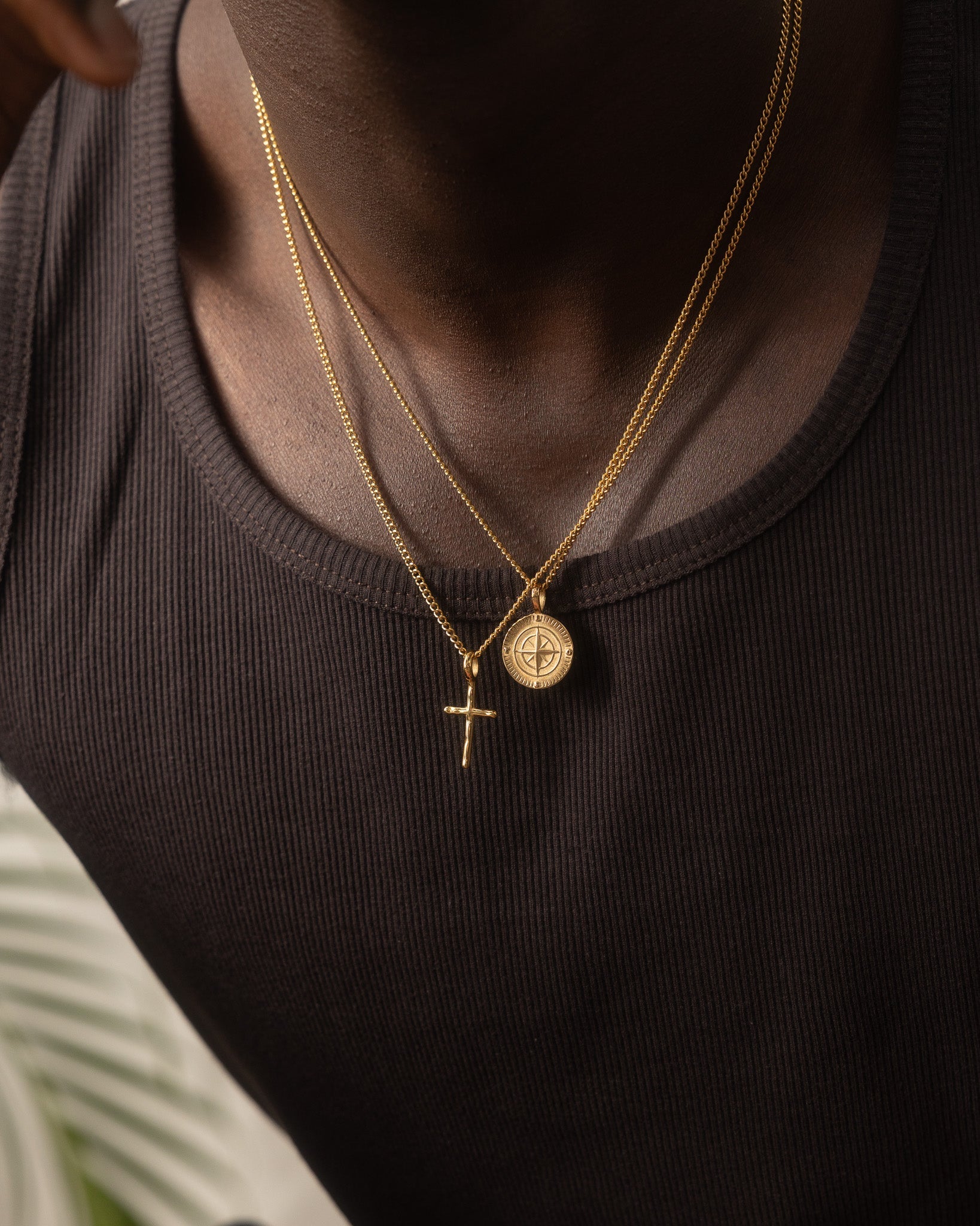 Collar de Oro con Colgante de Cruz